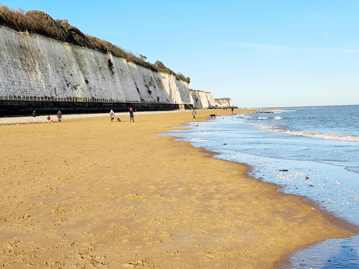 Vitamin Sea - Beachfront Apartment - Sleeps 4 Ramsgate Kültér fotó